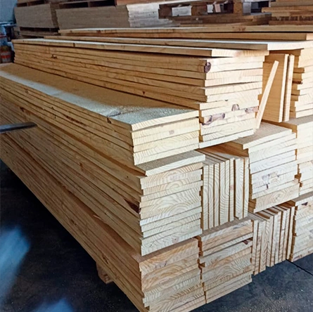 Painéis de madeira empilhados prontos para entrega